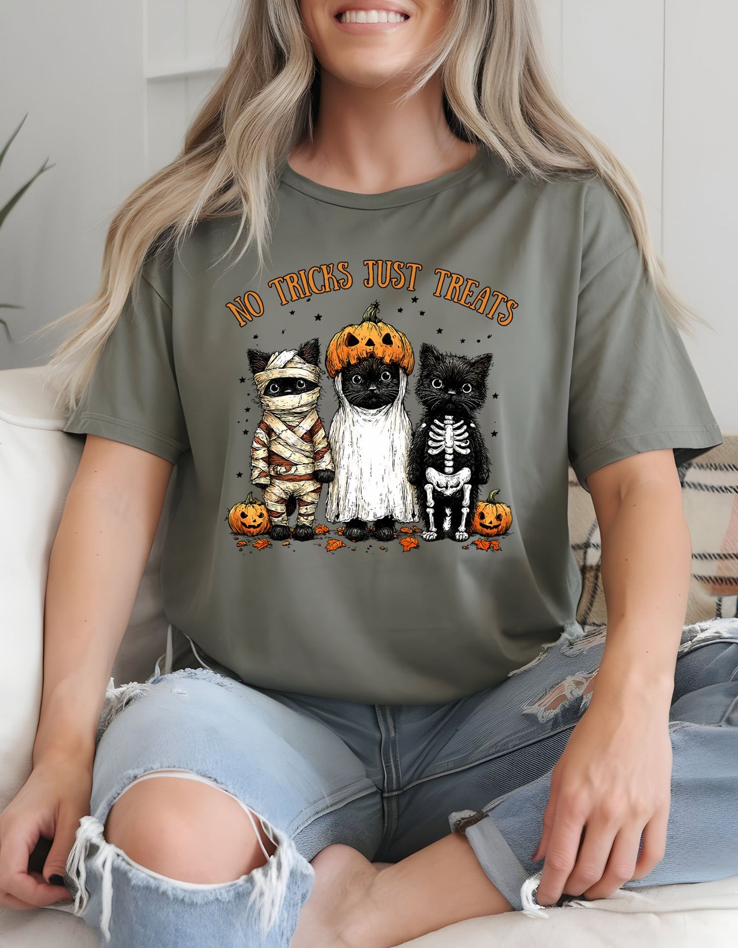 No Tricks Just Treats Cute Cats Halloween T-Shirt.